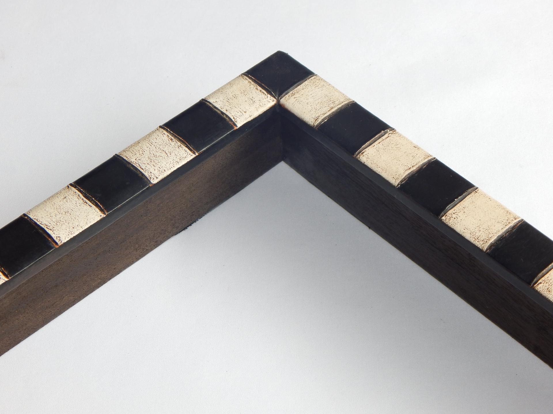 leather frame chess with cuts on the front of the frame